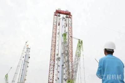 中聯(lián)重科ZCC12500履帶吊 擎天巨臂，力擎超級(jí)石化工程新紀(jì)元